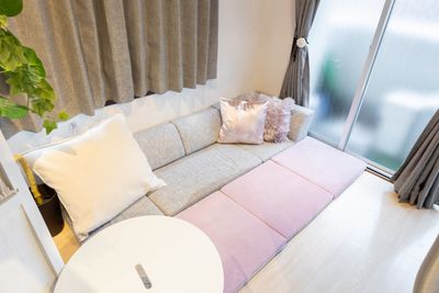 【アイリス池袋】
くつろげるスペースもございます - 長時間割✨池袋駅西口料理可能な24時間営業貸切レンタルスペース レンタルスペース【アイリス池袋】5F🌈の室内の写真