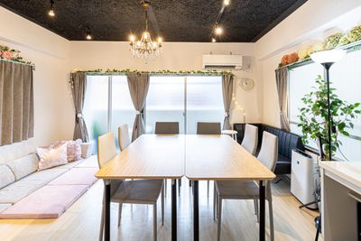 【アイリス池袋】
ボードゲーム会場に人気の2台並列レイアウト - 長時間割✨池袋駅西口料理可能な24時間営業貸切レンタルスペース レンタルスペース【アイリス池袋】5F🌈の室内の写真