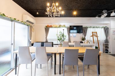 【アイリス池袋】
テーブルが2台なので自由度の高い使い方が出来ます - 長時間割✨池袋駅西口料理可能な24時間営業貸切レンタルスペース レンタルスペース【アイリス池袋】5F🌈の室内の写真