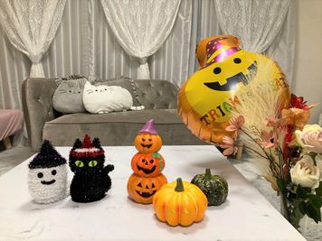 ハロウィングッズ、ご自由にお使いください。 - わくわくカーニバル横浜2号 わくわくカーニバル横浜2号広々スペースの室内の写真