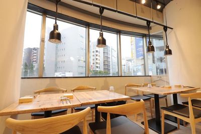 全面窓の為　開放感あり
北向きの為　直射日光はありません - メトロシティ小伝馬町２０２　Ｃｒａｆｔ　ｄｉｐ　３ｎｏｗａ 日本橋小伝馬町　Craftdip 3nowa　レストランカフェ　の室内の写真