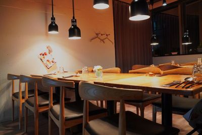 各テーブルには特別な照明がついています。 - メトロシティ小伝馬町２０２　Ｃｒａｆｔ　ｄｉｐ　３ｎｏｗａ 日本橋小伝馬町　Craftdip 3nowa　レストランカフェ　の室内の写真