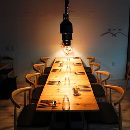 ８名様席。広々としていてゆったりと話せます。 - メトロシティ小伝馬町２０２　Ｃｒａｆｔ　ｄｉｐ　３ｎｏｗａ 日本橋小伝馬町　Craftdip 3nowa　レストランカフェ　の室内の写真