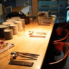 キッチンカウンター４席 - メトロシティ小伝馬町２０２　Ｃｒａｆｔ　ｄｉｐ　３ｎｏｗａ 日本橋小伝馬町　Craftdip 3nowa　レストランカフェ　の室内の写真