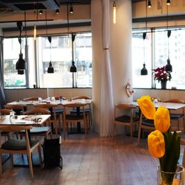 全面ガラス窓だから開放感が抜群です。 - メトロシティ小伝馬町２０２　Ｃｒａｆｔ　ｄｉｐ　３ｎｏｗａ 日本橋小伝馬町　Craftdip 3nowa　レストランカフェ　の室内の写真