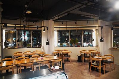 夜はよりムーディになります。
パーティにぴったりです。 - メトロシティ小伝馬町２０２　Ｃｒａｆｔ　ｄｉｐ　３ｎｏｗａ 日本橋小伝馬町　Craftdip 3nowa　レストランカフェ　の室内の写真