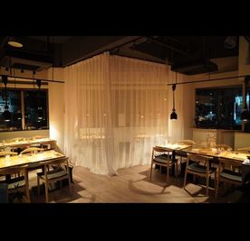 レースのカーテンを閉めると半個室になります。 - メトロシティ小伝馬町２０２　Ｃｒａｆｔ　ｄｉｐ　３ｎｏｗａ 日本橋小伝馬町　Craftdip 3nowa　レストランカフェ　の室内の写真