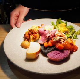 こだわり料理もご相談ください。 - メトロシティ小伝馬町２０２　Ｃｒａｆｔ　ｄｉｐ　３ｎｏｗａ 日本橋小伝馬町　Craftdip 3nowa　レストランカフェ　の室内の写真