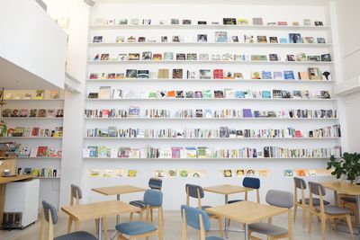 壁一面の書籍はご自由にお読みいただけます。購入も可能です。 - HamaHouse HAMA HOUSE 2Fの室内の写真