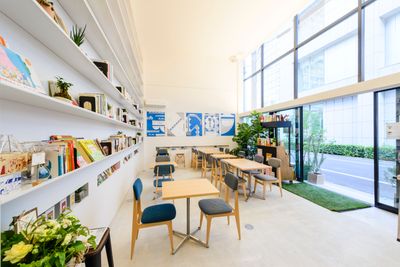 1Fにはカフェ。ドリンクやランチをご利用いただけます。 - HamaHouse HAMA HOUSE 2Fの室内の写真
