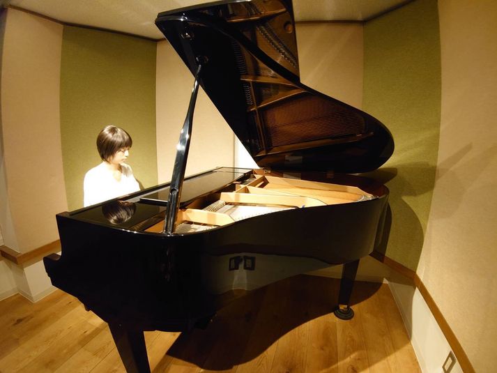 グランドピアノ常設のスタジオです。 - スタジオパックス 新松戸店 グランドピアノ常設　R3スタジオ　2名以上利用の室内の写真