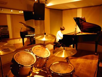 スタジオパックス 新松戸店 グランドピアノ常設　R3スタジオ　2名以上利用の室内の写真
