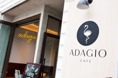 コワーキングスペース・ADAGIOCAFE レンタルスペース　ADAGIOの入口の写真