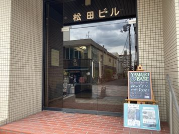 エントランスからEVで2階にお上がりください。 - YAMATO BASE　奈良 【~2名】オフィスA☆高速Wi-Fi無料！会議、商談、面接に最適の入口の写真