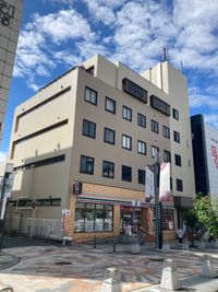 三条通り沿いのセブンイレブン店舗の上の2階です。 - YAMATO BASE　奈良 【～36人】広いイベントスペースで個展やワークショップに最適！の外観の写真