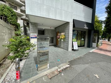 【「Frontier Building MinamiAoyama」という表示が目印です】 - 【閉店】TIME SHARING 南青山 【閉店】501の外観の写真