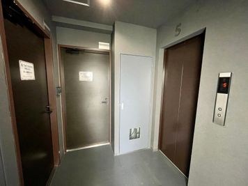 【エレベーターで5階まで上がり、すぐ右手に501号室がございます】 - 【閉店】TIME SHARING 南青山 【閉店】501の入口の写真