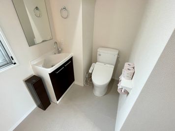 【室内に男女共用トイレが1つございます】 - 【閉店】TIME SHARING 南青山 【閉店】502の設備の写真