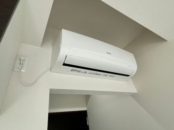 【室内に専用エアコンがあるので温度設定を自由に変更可能です。リモコンは流し台にあります】 - 【閉店】TIME SHARING 南青山 【閉店】502の設備の写真