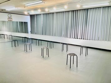 椅子は15脚ございます。 - UraraStudio千葉【京成大久保店】 第2スタジオの室内の写真