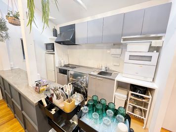 カウンターキッチンだから料理しながら会話も楽しめます♪ - RELAYA北松戸 一軒家レンタルハウスのリラヤの室内の写真