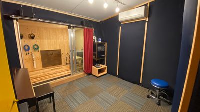 alt studioのBooth(防音部屋)です。音の反射を抑え、楽器の演奏や発声などに最適化された空間です。 - セルフ音楽スタジオ「alt studio(オルトスタジオ)」  エンジニア付きレコーディングスタジオ alt studioの室内の写真