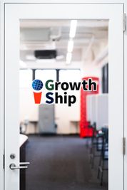 7階エレベーターを降りてすぐの入り口が受付です。まずはこちらへお越しください。 - i Growth Ship 最大６名貸し会議室５０１の入口の写真