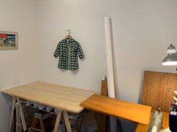 広々と作業台
型紙を引くのにも、ミシンと繋げて
広さをとって作業も可能です。

天板のサイズ：１４００×７２０mm - アトリエ猫＠学芸大 工業ミシンが使える貸しスペースの室内の写真