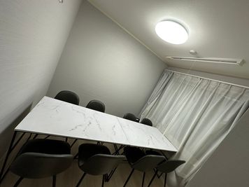 貸会議室en.beaute 貸し会議室room A　８名まで着席可能の室内の写真