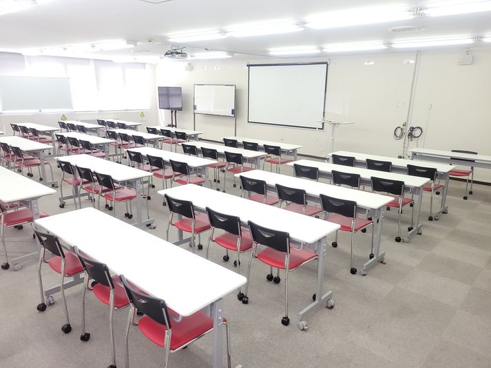生徒側：3人掛けﾃｰﾌﾞﾙ20台、椅子60脚 - 大阪長堀 貸会議室 8階 Ｅ会議室の室内の写真