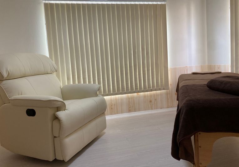 リクライニングチェアと折りたたみ式ベッドが常設 - 磯辺１丁目レンタル＆シェアスペース ２Fレンタルサロン（B館）の室内の写真