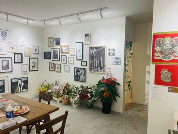 【壁1】 - artbook事務局のギャラリー ギャラリー・貸しスタジオの室内の写真