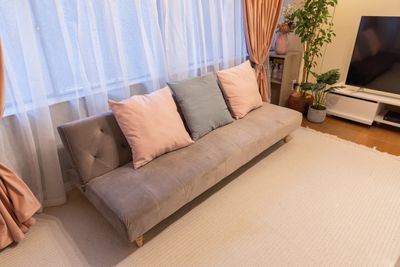 3人掛け用のソファー。 - マカロン神保町 キッチン付きレンタルスペース・パーティルームの設備の写真