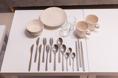 浅い皿、深皿、コップ、マグカップ、スプーン、ナイフ、フォーク、箸 - マカロン神保町 キッチン付きレンタルスペース・パーティルームの設備の写真