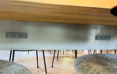 テーブルに2個口×８箇所のコンセント差し込み口がございますので会議の際も便利です。 - L.A.B CLUB 【L.A.B CLUB】レンタルキッチンスペースの設備の写真