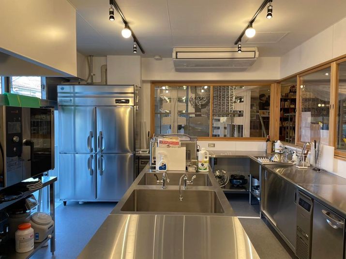 スチームコンベクションオーブン、ラピッドチラー、真空包装機などの高機能な調理器具が揃っています。 - ハムハウス ハムクックの室内の写真