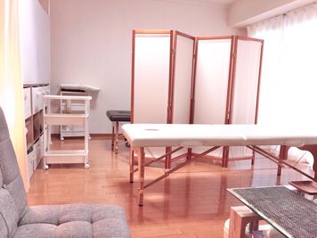 LaQoo南森町プライベートサロン 完全個室プライベートサロン#11【施術ベッド4台までOK！】の室内の写真