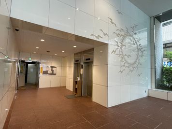 【1階エレベーター前】 - TIME SHARING 新宿御苑前 壱丁目参番館 8Aの入口の写真