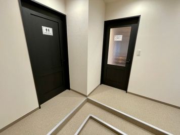 【内扉の左側には男女別トイレがございます】 - TIME SHARING 新宿御苑前 壱丁目参番館 8Aの室内の写真