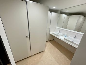【女性トイレ（個室×2）】 - TIME SHARING 新宿御苑前 壱丁目参番館 8Aの設備の写真
