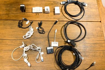 各種充電コード、Lightning⇄HDMI、HDMIケーブル、有線LAN、延長コード…etc - レンタルスペース渋谷AGURA道玄坂の設備の写真