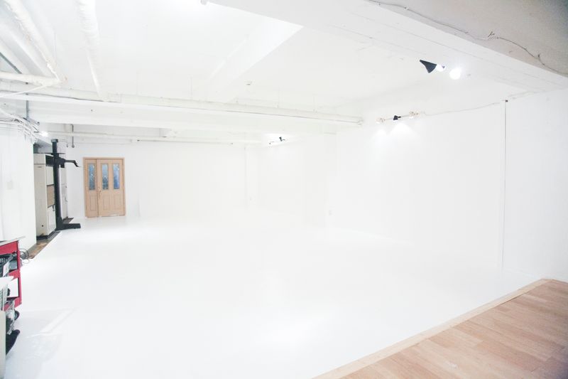 幅3.5m×高さ3.4m、引き18mの白ホリゾント - レンタルスタジオパトローネ Astudioの室内の写真