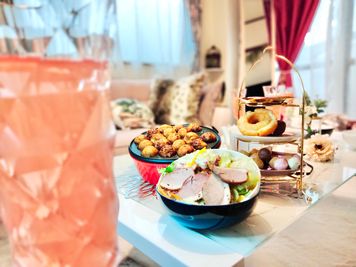 ロココ川口のアフタヌーンティーセット
3/3以降、ガラステーブルはございません - パーティ・誕生日会【コンビニ0分】オオノビル305「ロココ川口」 ハロウィン🎃2面採光✨ママ会👶優しい日差し💗癒し系スペースの設備の写真