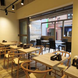 フロアテーブル - Cafe&Dining TERRACE Tokyo 新宿御苑店の室内の写真