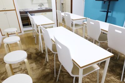 補助椅子も4つ - スペースオウルⅢの室内の写真