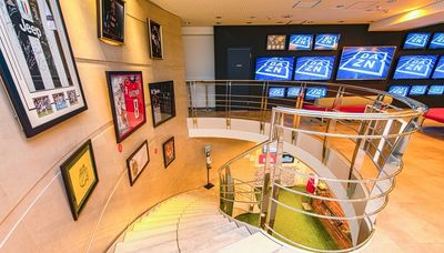 1階と階段には貴重なスポーツメモラビリア(選手直筆サイン入りグッズ)が展示・販売されています。 - SPORTS LOUNGE 貸切スペースの室内の写真