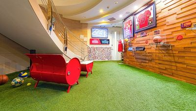 1階スペースは人工芝が敷き詰められています。 - SPORTS LOUNGE 貸切スペースの室内の写真