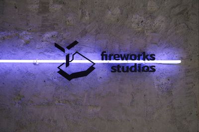 入り口の看板 - fireworksstudios 多目的スペースの入口の写真