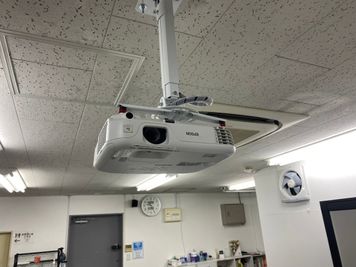 プロジェクタは天井から吊るしていますので、スペースを最大限に使うことができます。 - オルウィンビジネスセンターの設備の写真