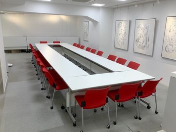 レイアウトの例
8テーブル。23人想定です。 - New York Art Galaxy 貸し会議室・イベントスペースの室内の写真